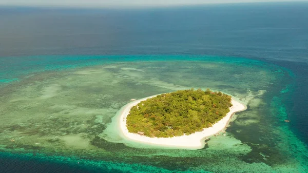 Tropický ostrov s písečnou pláží. Mantigue Island, Filipíny — Stock fotografie