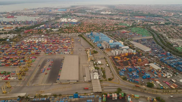 Nákladní a osobní přístav v surabaya, java, indonésie — Stock fotografie