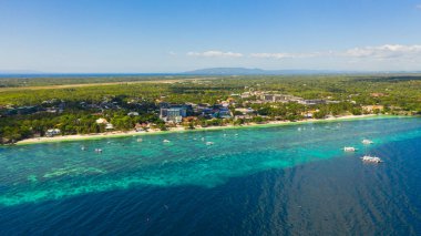 Kumsal ve tropikal deniz. Panglao Adası, Filipinler.
