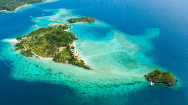 Plajı olan tropik bir ada. Malpano Adası, Filipinler, Samal.