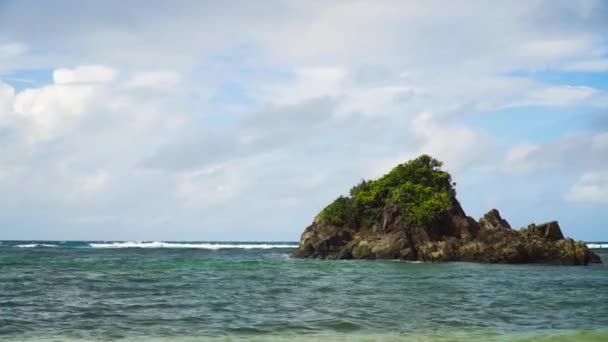 Skalnatý ostrov v moři. Catanduanes, Filipíny. — Stock video