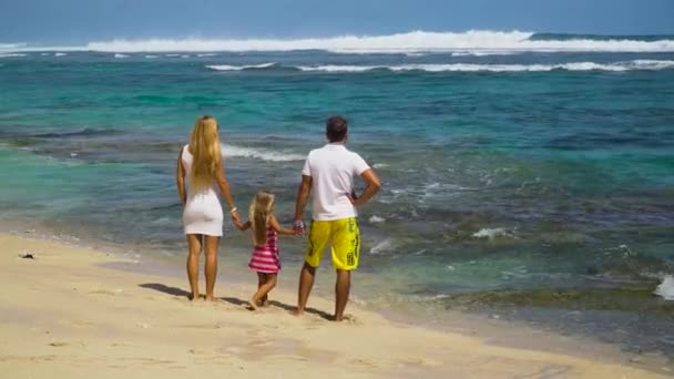 Familj med barn på stranden. — Stockvideo