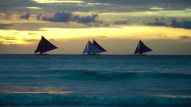 Vitorlások és jachtok naplementekor. Boracay, Fülöp-szigetek. — Stock videók