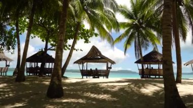 Bungalovlu tropik plaj.