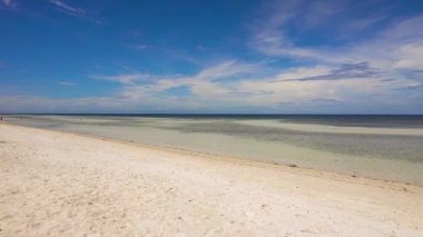 Güzel sahil ve turkuaz deniz. Anda Bohol, Filipinler.