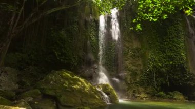 Güzel tropik şelale. Filipinler, Bohol.