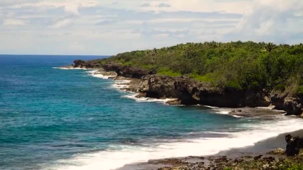 Costa rocciosa e surf oceanico. Filippine, Siargao. — Video Stock