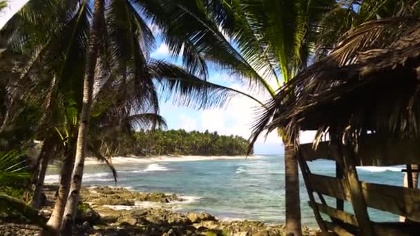 Bungalovlu tropik plaj. — Stok video