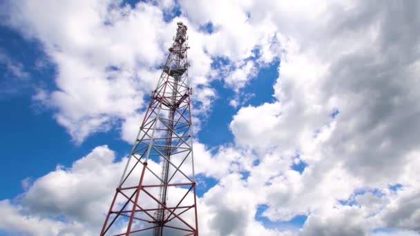 Telekomunikační věž proti modré obloze. — Stock video