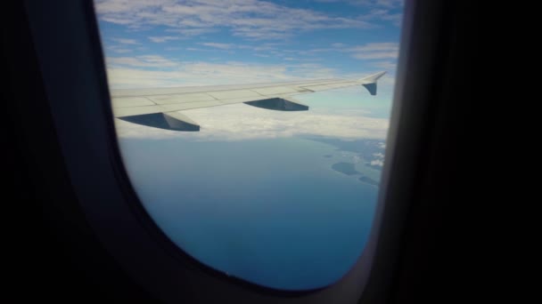 Vista dal finestrino di un aereo sull'oceano. — Video Stock