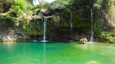 Güzel tropik şelale. Filipinler, Luzon