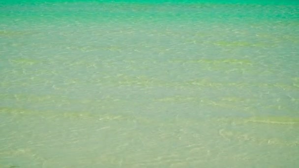 Paisagem tropical com mar azul e lagoa — Vídeo de Stock