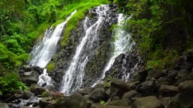 Güzel tropik Mimbalut Şelalesi. Filipinler, Mindanao.
