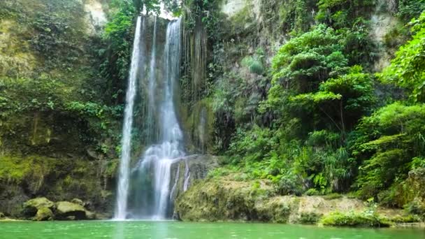 Prachtige tropische waterval. Kilab Kilab valt, Bohol, Filipijnen. — Stockvideo