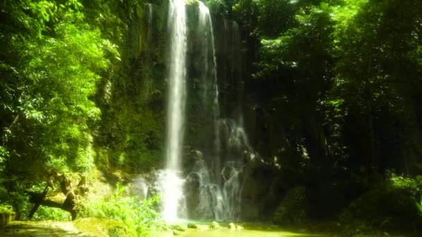 Prachtige tropische waterval. Kawasan Falls, Bohol, Filipijnen. — Stockvideo