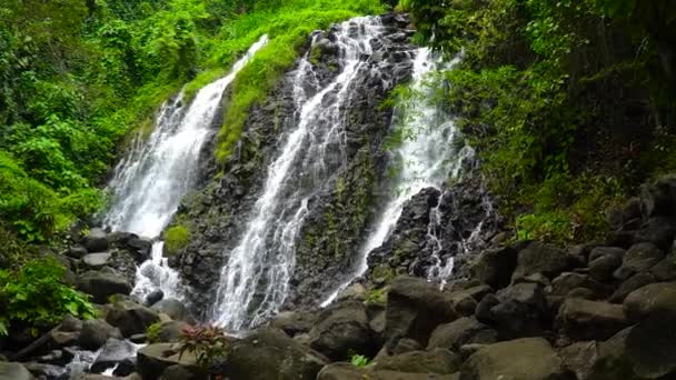 Prachtige tropische Mimbalut watervallen. Filipijnen, Mindanao. — Stockvideo