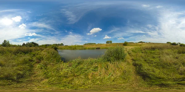 Tarlası ve gölü olan yaz manzarası. 360 Derece Görünüm. — Stok fotoğraf