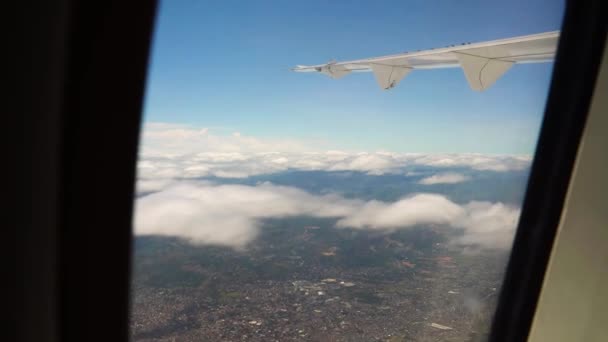 Vista de nuvens de uma janela de avião. — Vídeo de Stock