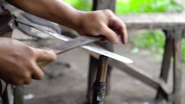 Bir palayı raspayla keskinleştirmek.