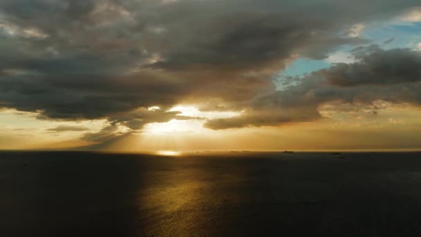 Закат над морем в бухте Манила — стоковое видео