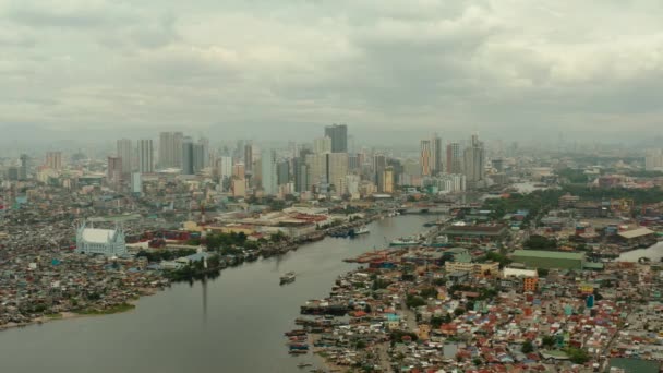 Manilla, de hoofdstad van de Filipijnen, vanuit de lucht bekeken. — Stockvideo