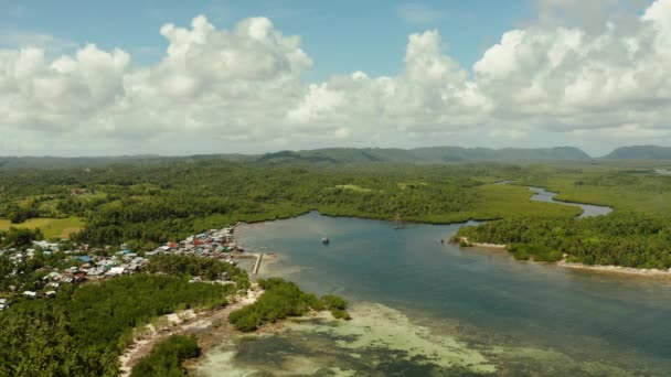 Uitzicht vanuit de lucht De stad ligt in mangroven. Siargao, Filipijnen. — Stockvideo