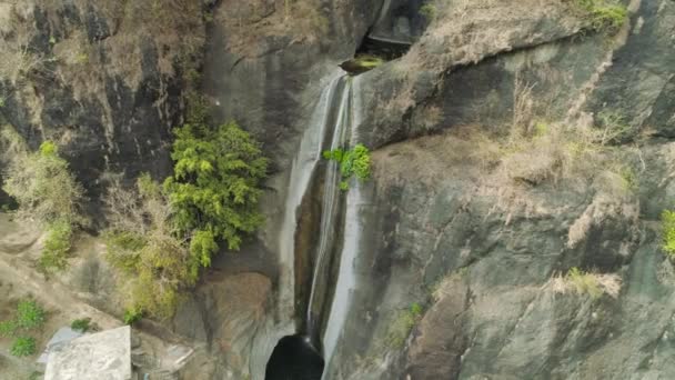 Cascada en las montañas. — Vídeos de Stock