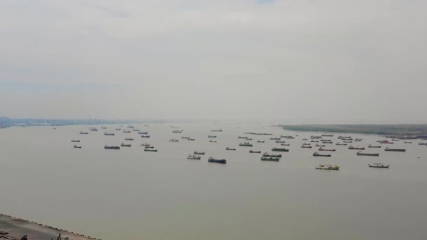 Port morski towarowy i pasażerski w Surabaya, Java, Indonezja — Wideo stockowe