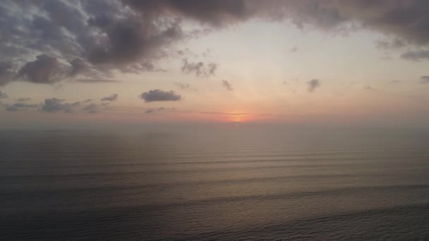 Pôr do sol sobre o mar — Vídeo de Stock