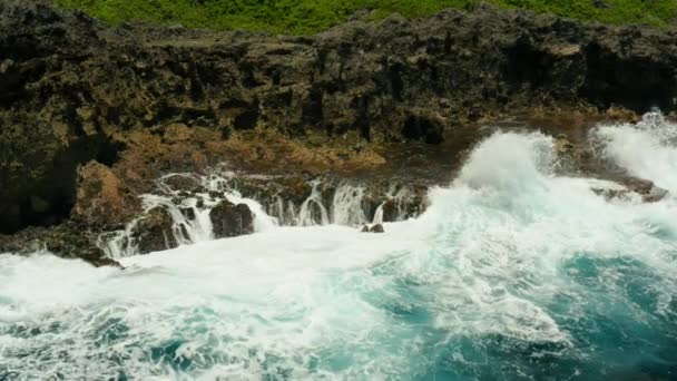 Océano con olas rompiendo en la orilla — Vídeo de stock