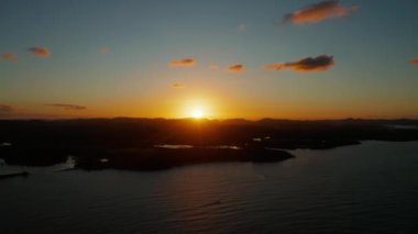 Tropikal adanın üzerinde renkli gün batımı.