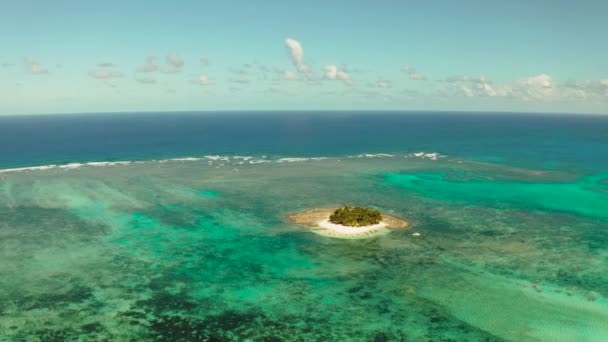 Tropisch Guyam Eiland met een zandstrand en toeristen. — Stockvideo