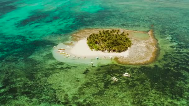 Tropical Guyam Island con una playa de arena y turistas. — Vídeo de stock