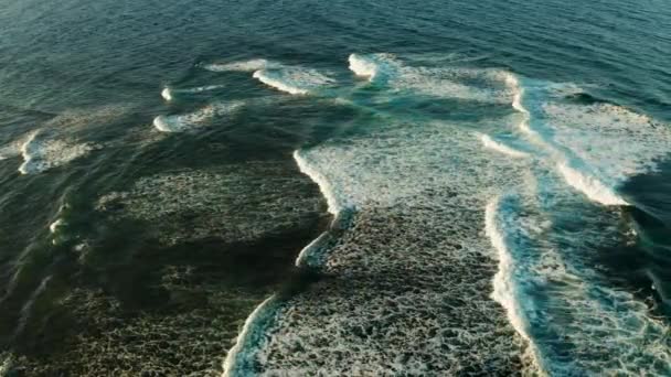 Ondas oceánicas y oleaje marino, vista aérea. — Vídeos de Stock