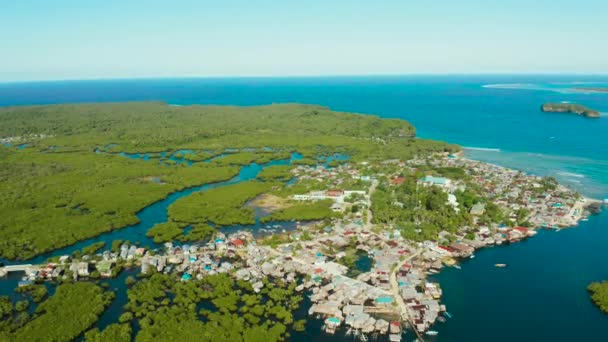 Vista aérea La ciudad está en manglares. Siargao, Filipinas. — Vídeos de Stock