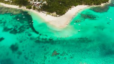 Kumlu plajı ve turistleri olan tropik Daco Adası.
