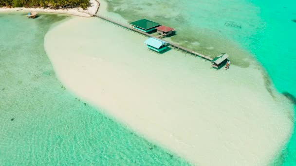 Isla tropical con una playa en el atolón. Onok Island Balabac, Filipinas. — Vídeo de stock