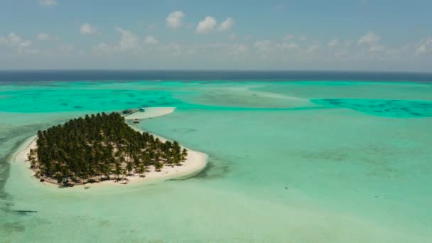 Isla tropical con una playa en el atolón. Onok Island Balabac, Filipinas. — Vídeo de stock