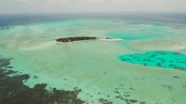Tropisch eiland met strand en atol met koraalrif. Onok Island Balabac, Filipijnen. — Stockvideo