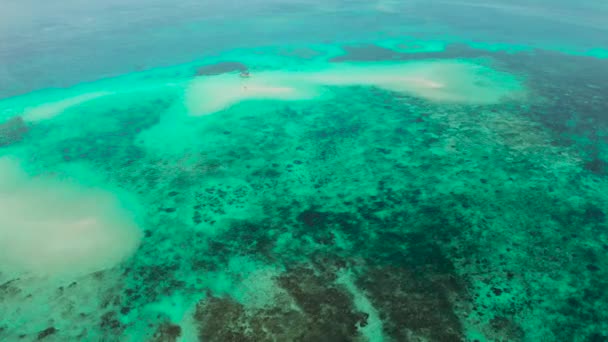 Homokos part egy korallzátonyon. Balabac, Palawan, Fülöp-szigetek. — Stock videók