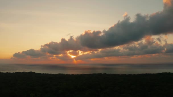 Colorido amanecer sobre islas tropicales. — Vídeos de Stock