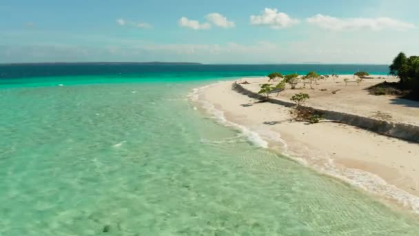 Isola tropicale con spiaggia sabbiosa. Balabac, Palawan, Filippine. — Video Stock