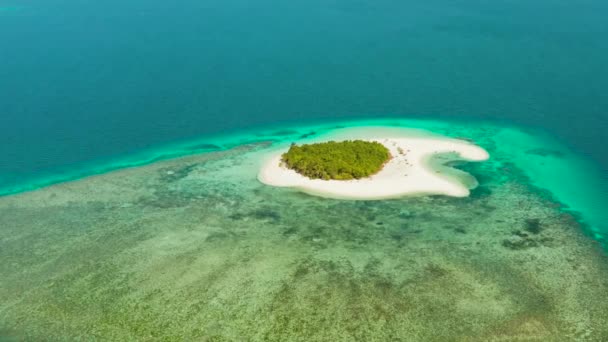 Isola tropicale con spiaggia sabbiosa. Balabac, Palawan, Filippine. — Video Stock