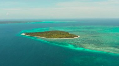 Ada ve tropikal göl kenarlı deniz burnu. Balabac, Palawan, Filipinler.