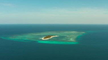 Kumlu sahil ve mavi denizle seyahat konsepti. Balabac, Palawan, Filipinler.