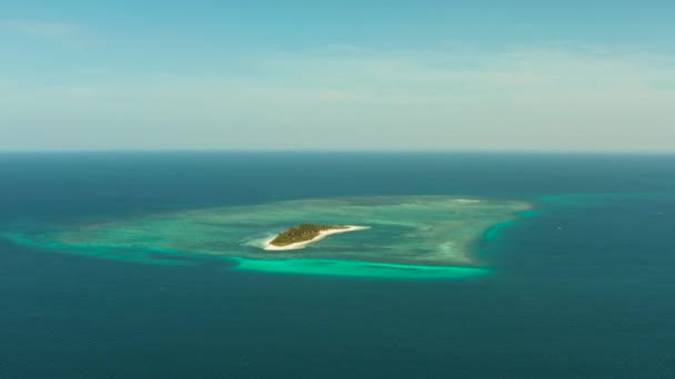 Koncepcja podróży z piaszczystą plażą i błękitnym morzem. Balabac, Palawan, Filipiny. — Wideo stockowe