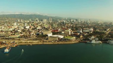 Gökdelenleri ve binaları olan modern şehir Cebu, Filipinler.