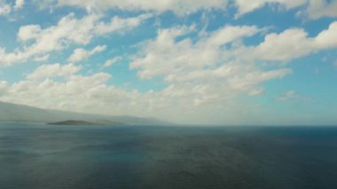 Deniz Burnu, ada ve gökyüzü bulutlu, Cebu, Filipinler.