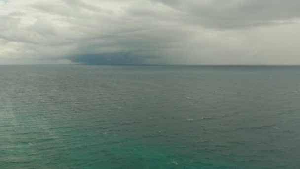 Wybrzeże, błękitne morze, niebo z chmurami i wyspami — Wideo stockowe