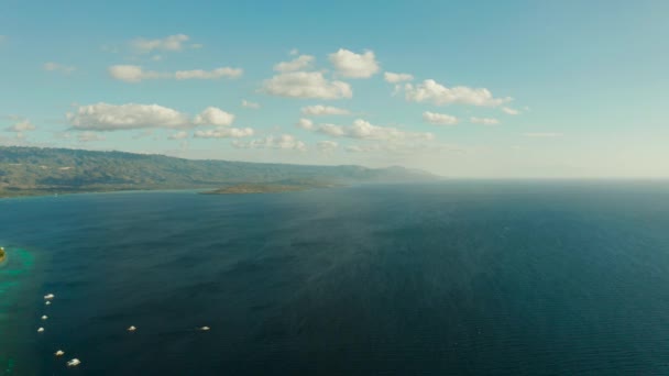 Море, остров и небо с облаками, Себу, Филиппины. — стоковое видео